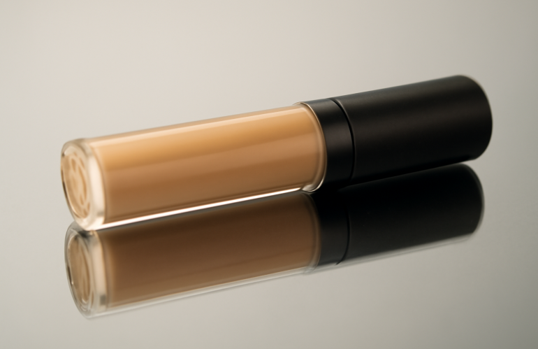 Le correcteur Bobbi Brown convient-il aux cernes marqués ?