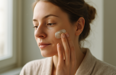 femme appliquant crème sur le visage le matin