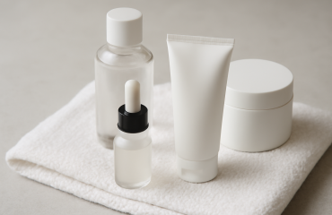 flacons de soin posés sur une serviette blanche