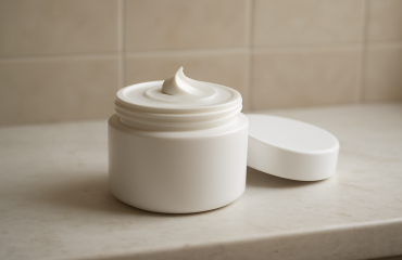 flacon de creme sur un comptoir