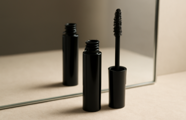tube de mascara ouvert devant miroir