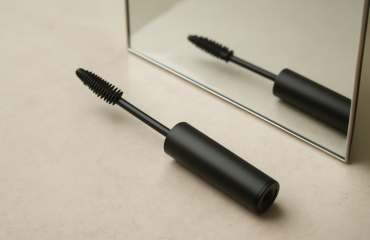 brosse mascara au bord d un miroir