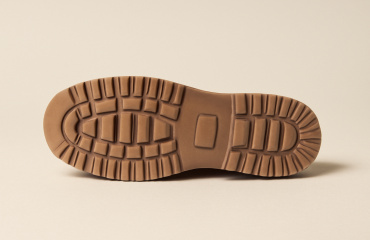 semelle de chaussure posée sur fond neutre