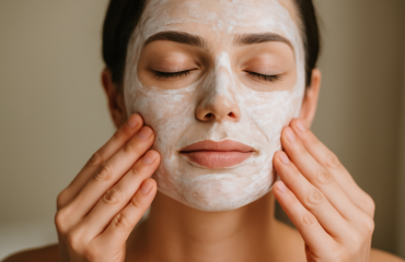 mains appliquant masque hydratant sur visage