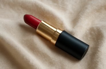 tube de rouge a levres sur tissu