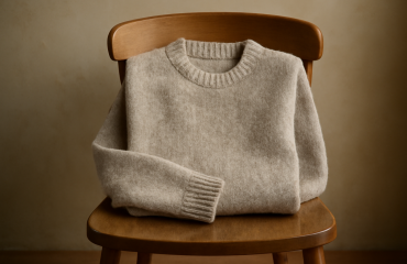pull en laine posé sur chaise en bois