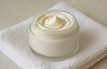 flacon de creme posé sur serviette blanche