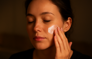 visage appliquant une crème apaisante le soir