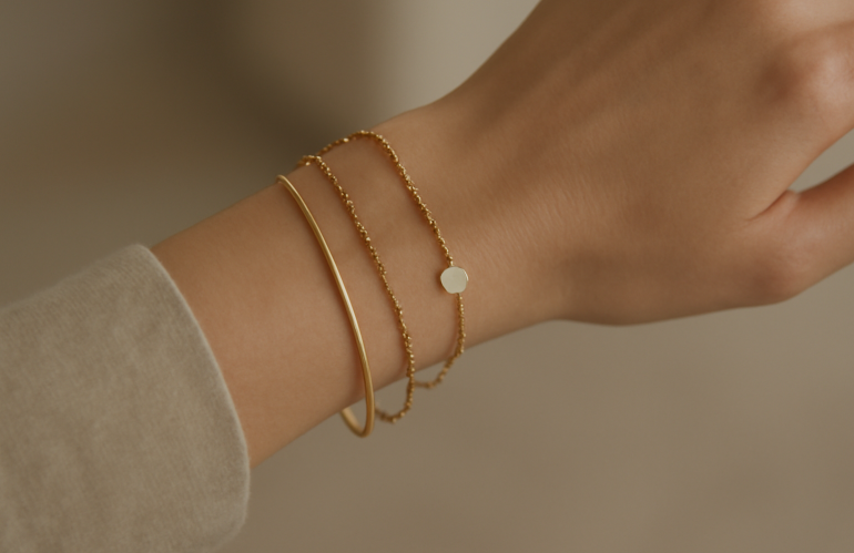 poignet avec bracelets fins et elegant