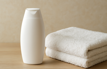 bouteille de shampooing à côté d'une serviette