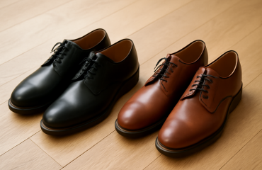 paires de derbies posees sur parquet clair