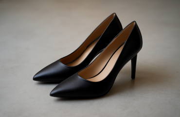paire d'escarpins posée sur sol lisse