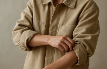 personne retroussant manches d'une veste oversize