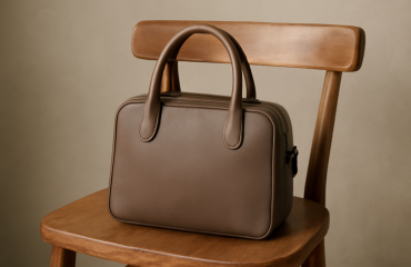 sac a main simple pose sur chaise