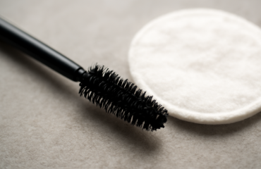 mini brosse de mascara près d'un coton