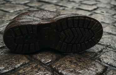 semelle chaussure mouillée sur sol pavé