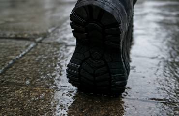 semelle de chaussure sur trottoir mouillé
