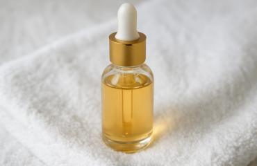 flacon de sérum posé sur serviette blanche