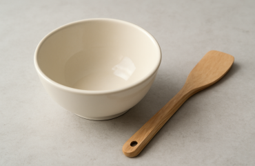 bol et spatule poses sur plan
