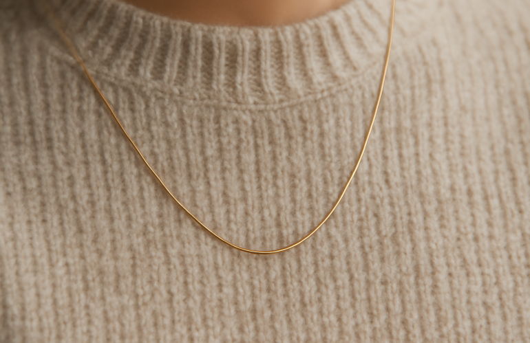 Comment ajouter un bijou discret pour dynamiser un look épuré ?