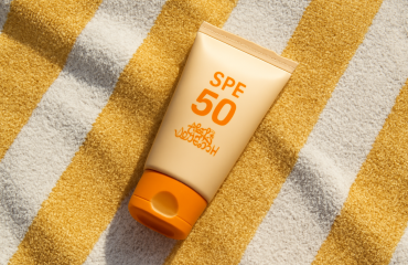 tube de creme solaire sur une serviette de plage