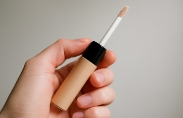 main tenant un tube de correcteur