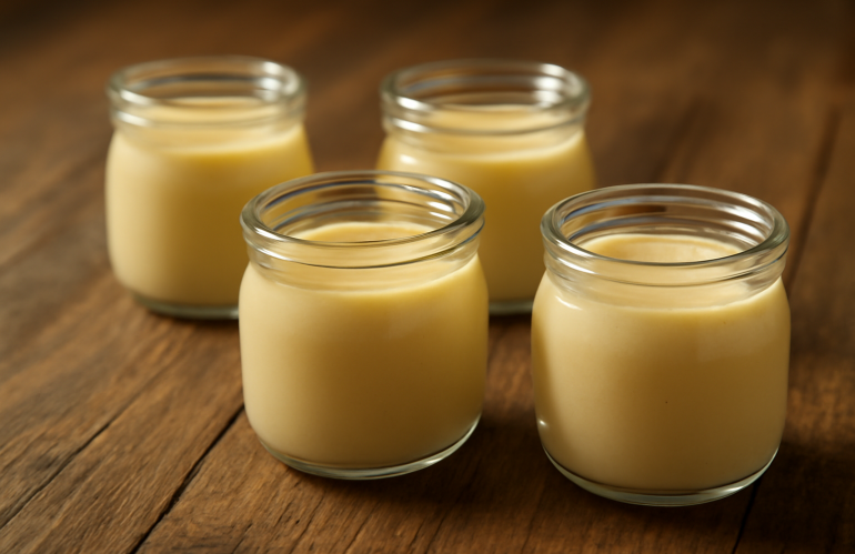 pots de creme artisanale sur table en bois