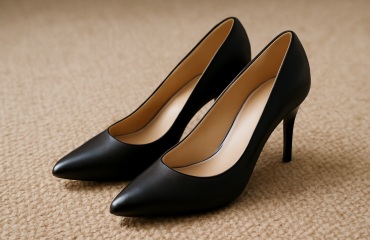 paire d'escarpins posée sur tapis
