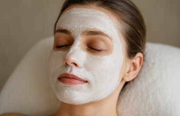 visage reposant avec masque hydratant posé