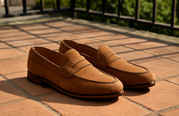 paire de mocassins posee sur terrasse ensoleillee