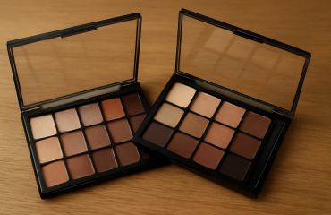 deux palettes de fards posées sur une table