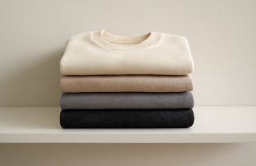 quelques basiques pliés sur une étagère minimaliste