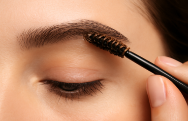 main brosse sourcils appliquant gel teinté