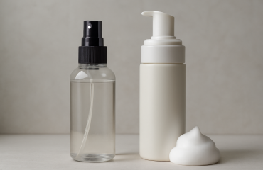 flacon spray et mousse capillaire côte à côte