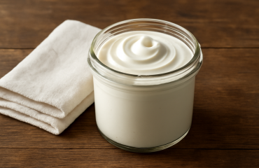 pot de crème épaisse et serviette sur table