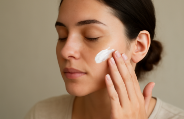 personne appliquant crème légère sur visage
