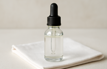 flacon pipette posé sur serviette blanche