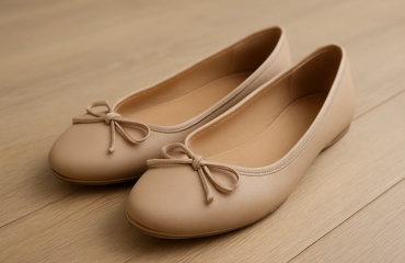 paire de ballerines posees sur sol de bureau