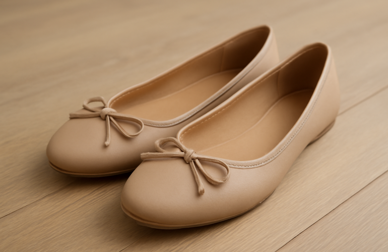 paire de ballerines posees sur sol de bureau