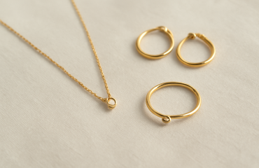ensemble minimal avec bijoux delicats poses