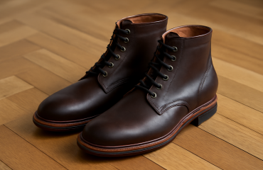 paire de bottines en cuir sur parquet