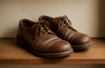 paire de chaussures affaissée sur etagere
