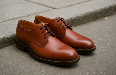 paire de derbies posees sur trottoir