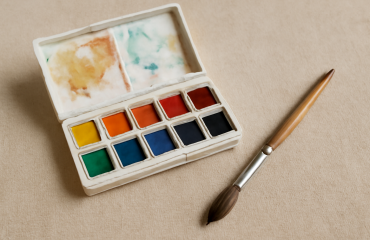 palette ouverte et pinceau sur tissu beige