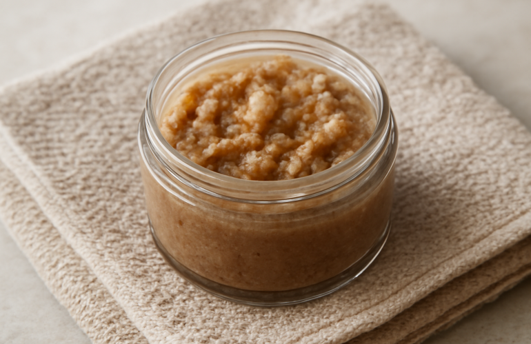 pot d'exfoliant naturel pose sur serviette