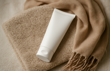 creme visage sur serviette et echarpe posée