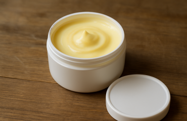 pot de creme ouvert sur table en bois