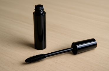 tube de mascara ouvert avec brosse sur table
