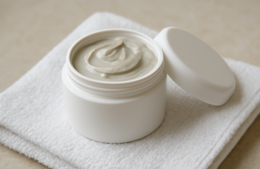pot de masque ouvert sur serviette propre