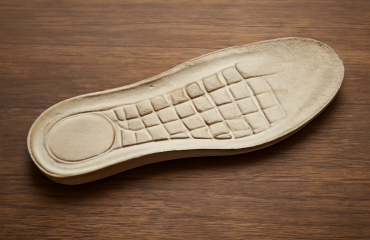 semelle interieure retiree de chaussure sur table